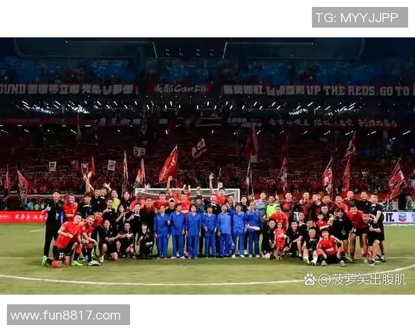 足球明星加盟上海球队引发热潮球迷期待新赛季精彩表现 足球明星加盟上海球队引发热潮球迷期待新赛季精彩表现